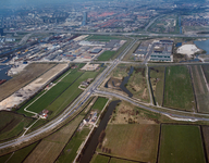 842905 Luchtfoto van de T-kruising van de Houtenseweg (rechts, N409) en de Laagravenseweg (N408) te Nieuwegein, uit het ...